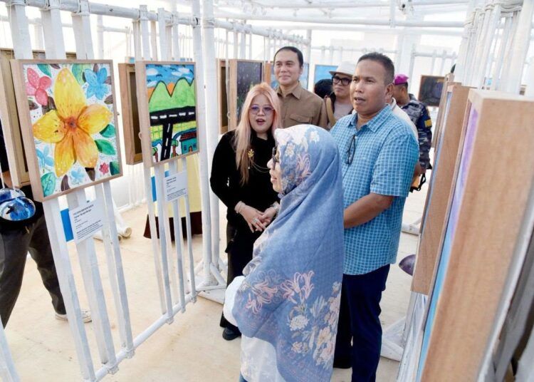 Wakil Wali Kota Pariaman Mulyadi membuka pameran 101 lukisan karya anak dalam program Creative Recovery for Children di Monumen Perjuangan TNI AL Marinir, Pantai Gandoriah, Jumat (4/9/2026).