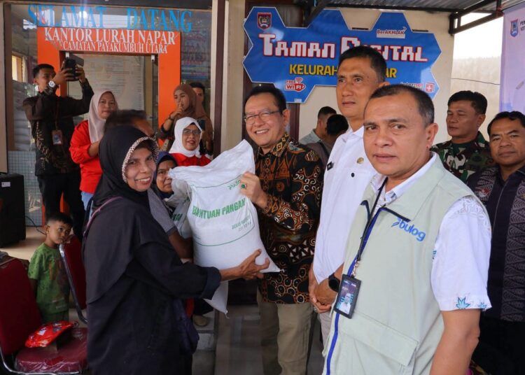 Wali Kota Payakumbuh, Zulmaeta, menyerahkan secara simbolis bantuan pangan berupa Cadangan Pangan Pemerintah (CPP) alokasi Juli hingga September 2026 kepada masyarakatdi Kantor Lurah Napar, Kecamatan Payakumbuh Utara, Jumat (4/9/2026) pagi.