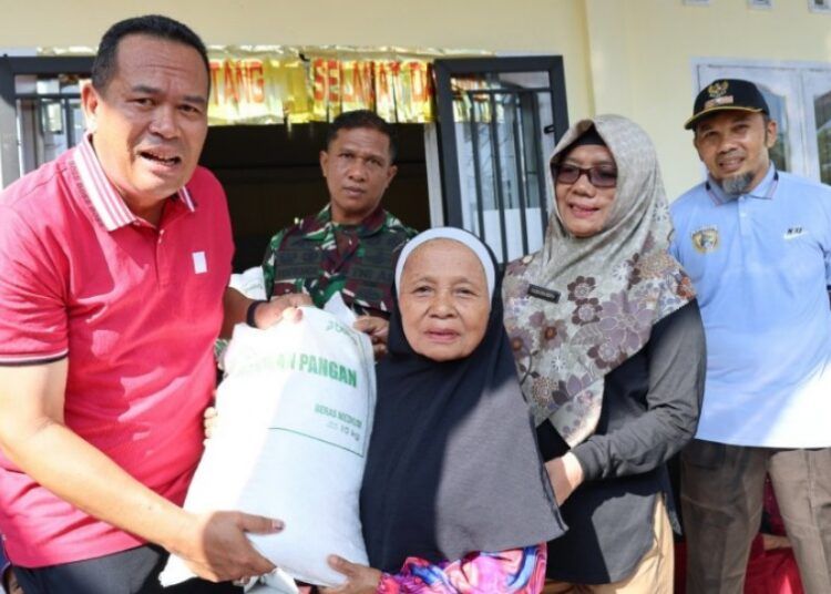 Wali Kota Pariaman, Yota Balad, menyalurkan bantuan pangan berupa beras kepada 1.373 Keluarga Penerima Manfaat (KPM) di Kecamatan Pariaman Utara, Jumat (4/9/2026). Penyaluran bantuan tersebut dipusatkan di Kantor Desa Sikapak Timur.