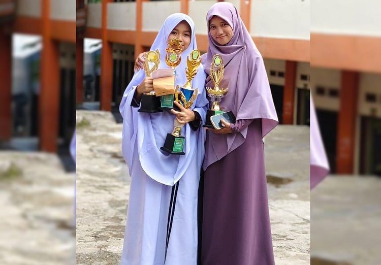 Tiara Celly (kiri) bersama ustazahnya di di Pondok Pesantren Darussalam Pinaga, Nagari Aua Kuniang, Kecamatan Pasaman, Pasaman Barat. Foto: Dokumen pribadi