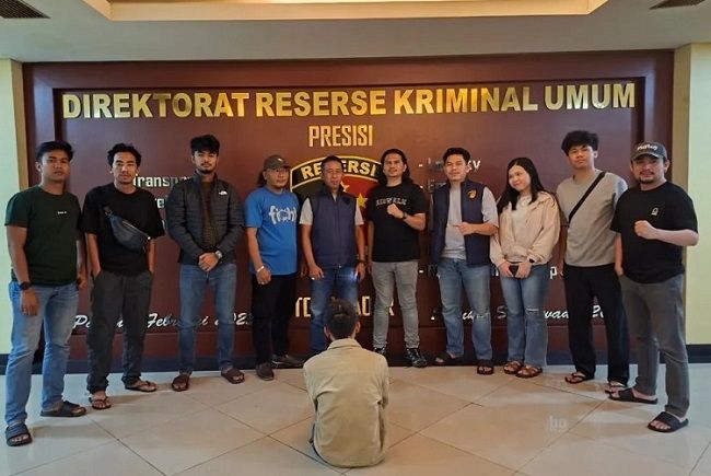 Polisi menangkap seorang pria di sebuah warung kopi di kawasan Pasar Bawah, Bukittinggi, pada Minggu (6/9/2026) dini hari karena diduga mencuri sepeda motor dan ponsel. Foto: Resmob Polda Sumbar