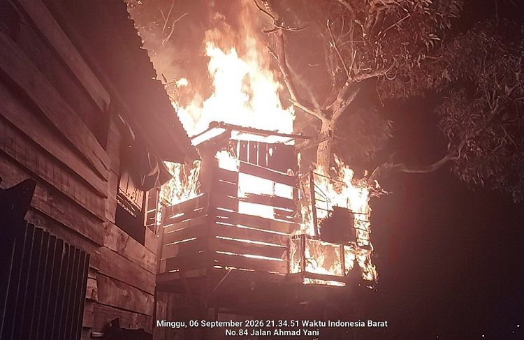 Sebuah rumah pohon di belakang Ruko Simpang Kencana, kawasan Pasar Kota Payakumbuh, terbakar pada Minggu (6/9/2026) malam. Foto: Damkar Payakumbuh