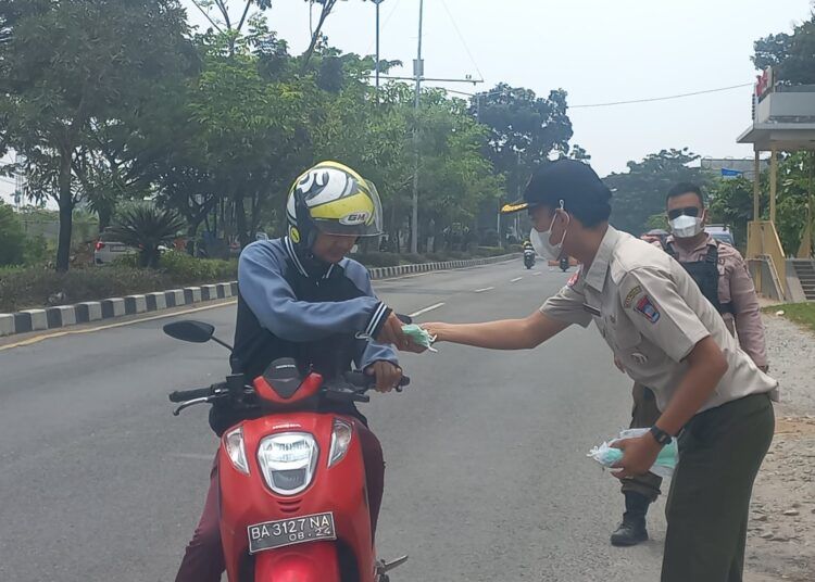Pemko membagikan masker gratis kepada masyarakat sebagai upaya mengantisipasi dampak kabut asap di Kota Padang, Senin (7/9/2026).