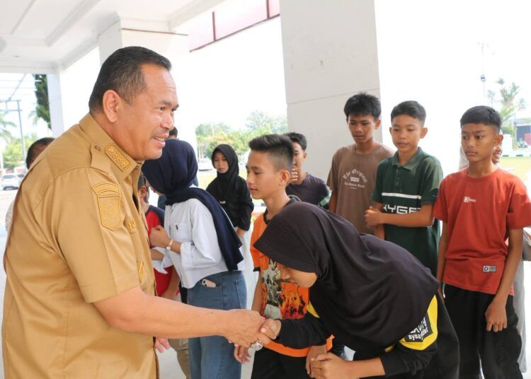 Wali Kota (Wako) Pariaman, Yota Balad, melepas keberangkatan 20 atlet Tarung Derajat Kota Pariaman yang akan berlaga pada Kejuaraan Provinsi (Kejurprov) Pelajar Tarung Derajat Sumatera Barat 2026. Pelepasan itu berlangsung di Halaman Balai Kota Pariaman, Senin (7/9/2026).