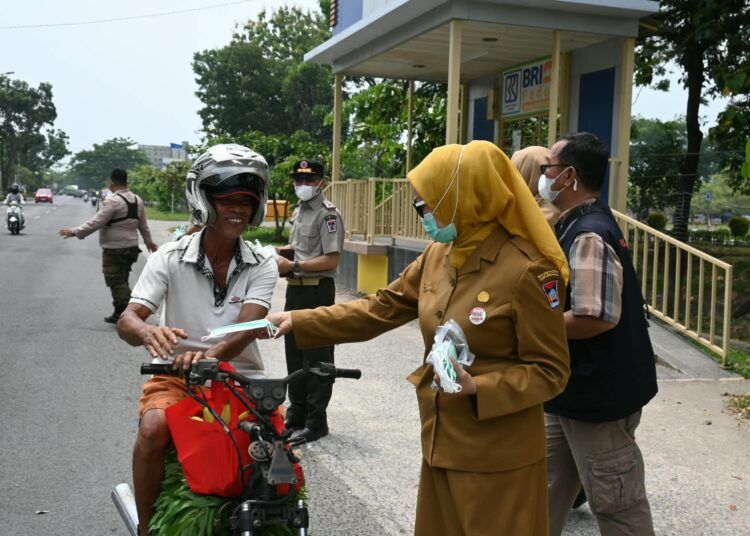 Pemerintah Kota (Pemko) Padang membagikan 11.000 masker gratis kepada masyarakat dan aparatur sipil negara (ASN) sebagai langkah menghadapi memburuknya kualitas udara akibat kabut asap.
