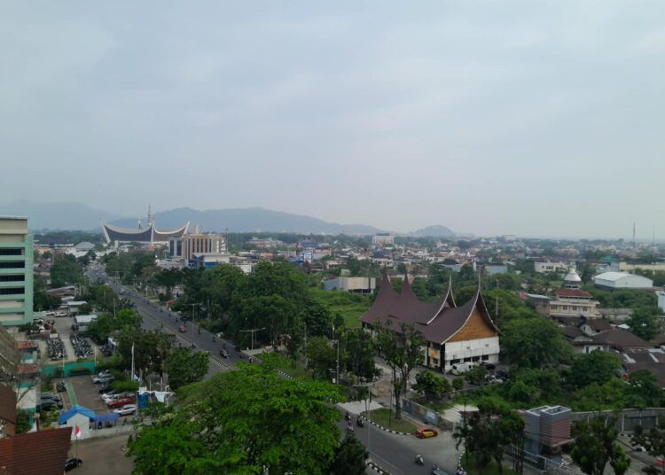 Kualitas udara di Kota Padang, Sumatera Barat, berada dalam kategori tidak sehat pada Selasa (8/9/2026) pagi. Kondisi tersebut terpantau dengan indeks kualitas udara atau AQI mencapai 153. Foto: Reza Zalefii /Sumbarkita