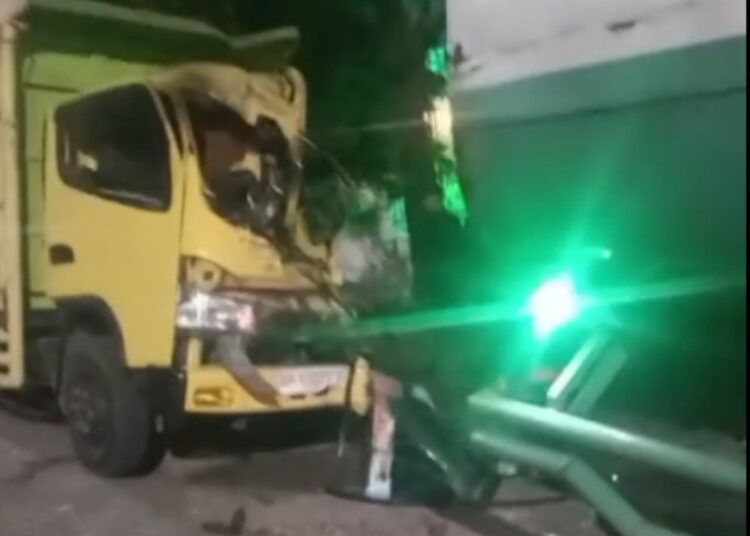 Dua kendaraan terlibat kecelakaan di depan Masjid Baiturrahmah, tepatnya di Jalan By Pass, Aie Pacah, Kecamatan Koto Tangah, Kota Padang, Sumatera Barat, pada Selasa (8/9/2026). Foto: Tangkapan layar media sosial