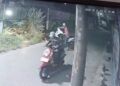 Video: Detik-Detik Dua Pria Gasak Motor dan Laptop di Padang