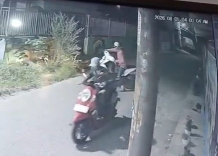 Dua pria terekam kamera CCTV saat mencuri motor dan laptop di dua lokasi di Kota Padang, Sumatera Barat. Foto: Tangkapan layar media sosial