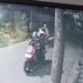 Video: Detik-Detik Dua Pria Gasak Motor dan Laptop di Padang