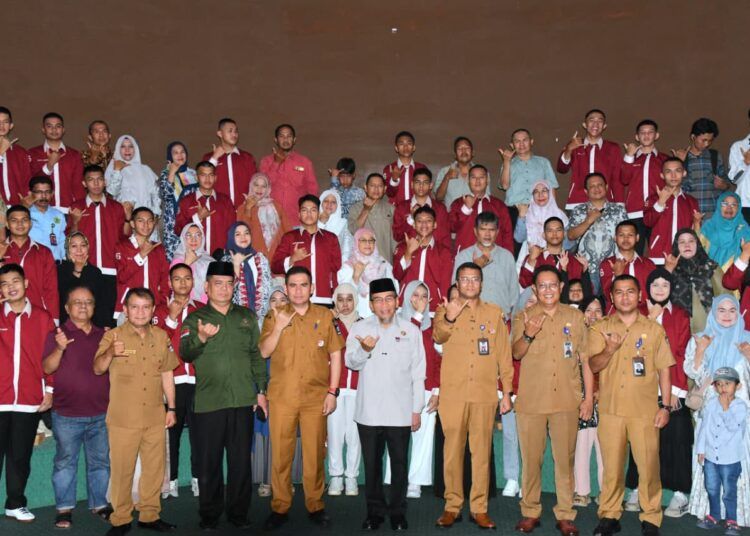 Pelepasan mahasiswa penerima beasiswa oleh Wakil Wali Kota Padang, Maigus Nasir, di Gedung Mini Theater Bagindo Aziz Chan Youth Center, Selasa (8/9/2026).
