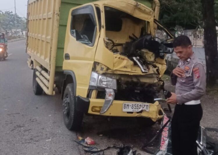 Sumbarkita – Kecelakaan lalu lintas terjadi di Jalan By Pass Air Pacah, dekat Masjid Baiturrahmah, Kelurahan Air Pacah, Kecamatan Koto Tangah, Kota Padang, Selasa (8/9/2026) sekitar pukul 03.10 WIB.
Kecelakaan tersebut melibatkan truk Mitsubishi Canter BM 8551 ZD yang dikemudikan Ronaldo (23), warga Taratak, Nagari Tanjuang Gadang, Kecamatan Lareh Sago Halaban, Kabupaten Lima Puluh Kota, dengan sebuah truk yang sedang berhenti dan parkir di bahu jalan.
Kasat Lantas Polres Padang AKP Riwal Maulidinata mengatakan, Ronaldo saat itu membawa seorang penumpang bernama Iswanto (32), warga Jalan Panglima Polim RT 003/RW 002, Kelurahan Padang Tangah Payobadar, Kecamatan Payakumbuh Timur, Kota Payakumbuh.
Ia menjelaskan, truk Mitsubishi Canter tersebut melaju dari arah Simpang By Pass Lubuk Minturun menuju Simpang By Pass Air Pacah.
"Sesampainya di lokasi kejadian, Truck Mitsubishi Canter BM 8551 ZD menabrak truk yang sedang berhenti dan parkir di bahu jalan sebelah kiri dari arah datangnya kendaraan," tuturnya.
Menurut Riwal, identitas truk yang ditabrak belum diketahui karena kendaraan tersebut masih dalam penyelidikan.
"Truk yang ditabrak tersebut masih dalam penyelidikan dan belum diketahui identitasnya berdasarkan data yang diterima," tuturnya.
Akibat kecelakaan tersebut, Ronaldo mengalami luka lecet pada bahu kanan dan mengeluhkan pusing pada bagian kepala.
Sementara itu, Iswanto yang bekerja sebagai buruh harian lepas mengalami luka serius. Ia mengalami cedera pada bagian alat kelamin, punggung kaki kanan nyaris putus, serta luka lecet pada kaki kiri.
Iswanto kemudian meninggal dunia akibat luka yang dialaminya. Jenazahnya dibawa ke RS Siti Rahmah Padang.
Hingga berita ini ditulis, polisi masih melakukan penyelidikan untuk mengetahui identitas truk yang ditabrak serta penyebab pasti kecelakaan tersebut.