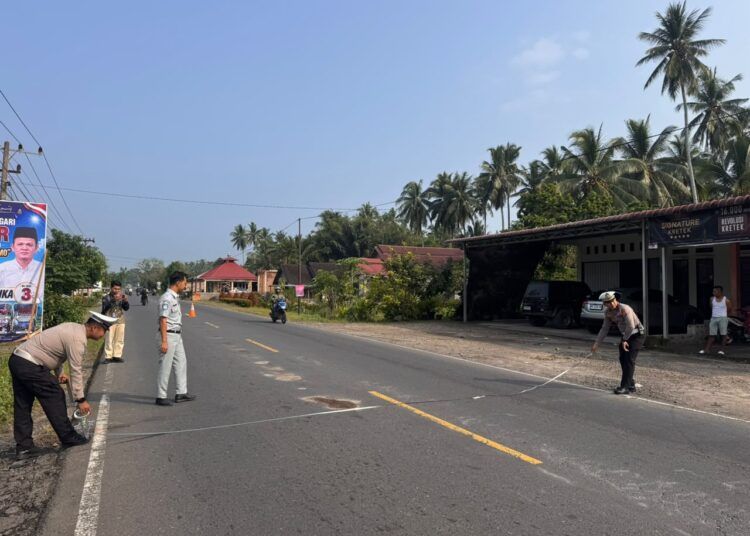 Pikap menabrak sepeda motor di Jalan Lintas Umum Jorong IV Koto Barat, Nagari IV Koto Barat, Kecamatan Kinali, Kabupaten Pasaman Barat, Sumatera Barat pada Selasa (8/9/2026) sekitar pukul 00.22 WIB.