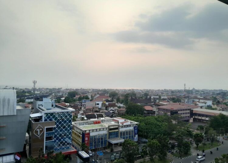 Pemerintah Kota (Pemko) Padang mengalihkan proses belajar mengajar tatap muka menjadi pembelajaran jarak jauh (PJJ) atau daring akibat memburuknya kualitas udara dan kabut asap di wilayah tersebut. Foto: Sumbarkita/Reza Zalefii