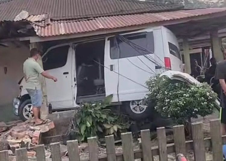 Sebuah mobil menabrak rumah warga di Tapan, Pesisir Selatan, Sumatera Barat, pada Rabu (9/9/2026) pagi. Foto: Tangakapan layar media sosial