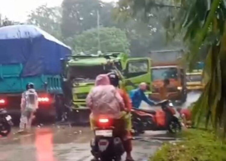 Dua truk kecelakaan di Jalan Lintas Padang-Solok, tepatnya di kawasan Sitinjau Lauik, pada Selasa (9/9/2026) siang. Foto: Tangkapan layar media sosial