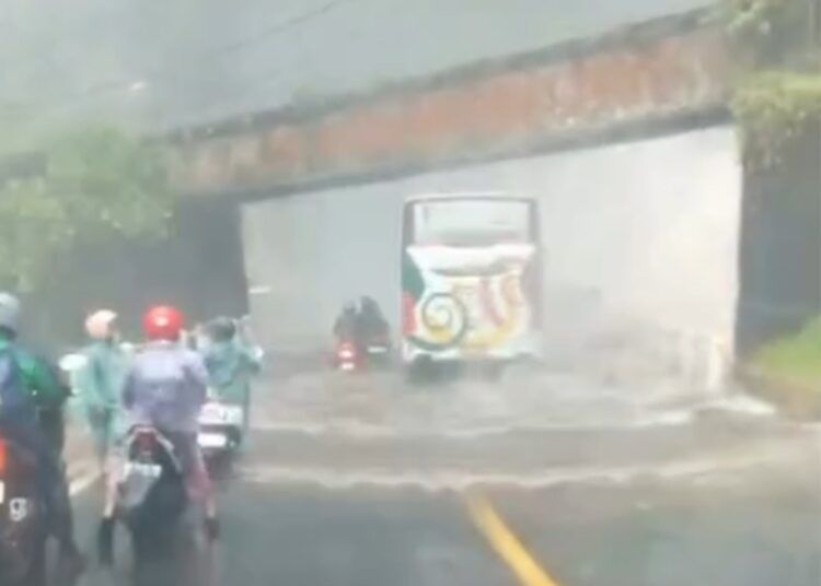 Hujan deras mengguyur kawasan Lembah Anai, Jalan Padang-Bukittinggi, Kabupaten Tanah Datar, Sumatera Barat, pada Rabu (9/9/2026) sore.