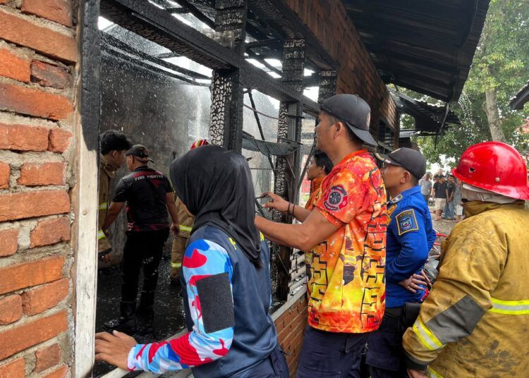 Sebuah rumah permanen di Dusun Sago, Desa Talawi Mudik, Kecamatan Talawi, Kota Sawahlunto, Sumatera Barat, terbakar pada Rabu (9/9/2026) siang.
