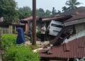 Hilang Kendali di Jalan Pesisir Selatan-Bengkulu, Gran Max Tabrak Kedai dan Rumah Warga