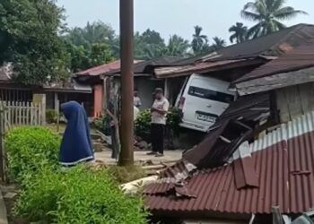 Hilang Kendali di Jalan Pesisir Selatan-Bengkulu, Gran Max Tabrak Kedai dan Rumah Warga