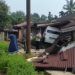 Hilang Kendali di Jalan Pesisir Selatan-Bengkulu, Gran Max Tabrak Kedai dan Rumah Warga