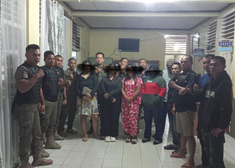 Petugas Satpol PP Kabupaten Pesisir Selatan mengamankan empat perempuan dalam operasi penyakit masyarakat di sebuah hotel di Kecamatan Ranah Pesisir.