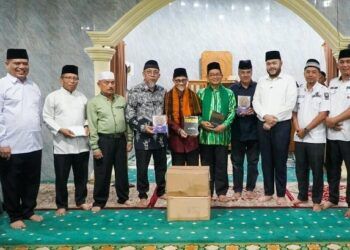 Wali Kota Padang Terima Bantuan Al-Qur’an dari Gebu Minang untuk Masjid Al Munawwarah