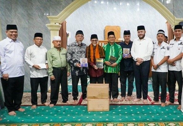 Wali Kota Padang, Fadly Amran, menerima bantuan Al-Qur’an dari DPD Gerakan Ekonomi dan Budaya (Gebu) Minang Jawa Barat untuk mendukung aktivitas keagamaan di Masjid Al Munawwarah, Siteba, pada Rabu (9/9/2026). Foto: Pemko Padang