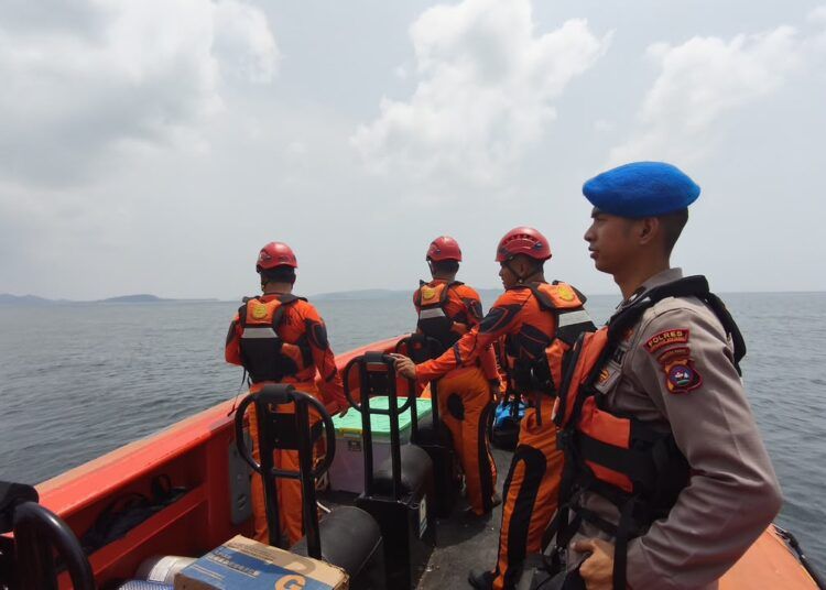 Tim SAR gabungan bergerak menuju lokasi KMP Gambolo yang mengalami gangguan kemudi setelah baling-baling kapal terlilit tali di Perairan Selat Mentawai, Kamis (10/9/2026).