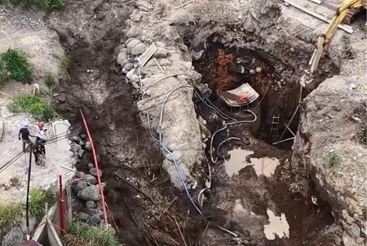 Pengerjaan proyek Jembatan Kasiak di Simpang Bukik, Nagari Bukik Batabuah, Kecamatan Canduang, Agam, Sumatera Barat, dihentikan sementara akibat luapan debit air sungai yang meningkat secara mendadak pada Kamis (10/9/2026).