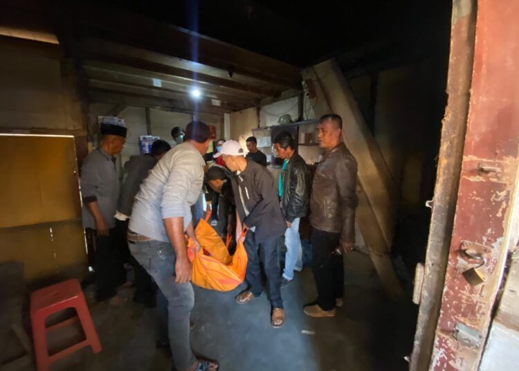 Seorang pria berusia 30 tahun ditemukan tewas tergantung di dalam rumahnya di Kampuang Jawi-Jawi, Jorong Caruak, Nagari Koto Tuo, Kecamatan IV Koto, Kabupaten Agam, Sumatera Barat, pada Minggu (13/9/2026) sekitar pukul 06.00 WIB. Foto: Polsek IV Koto