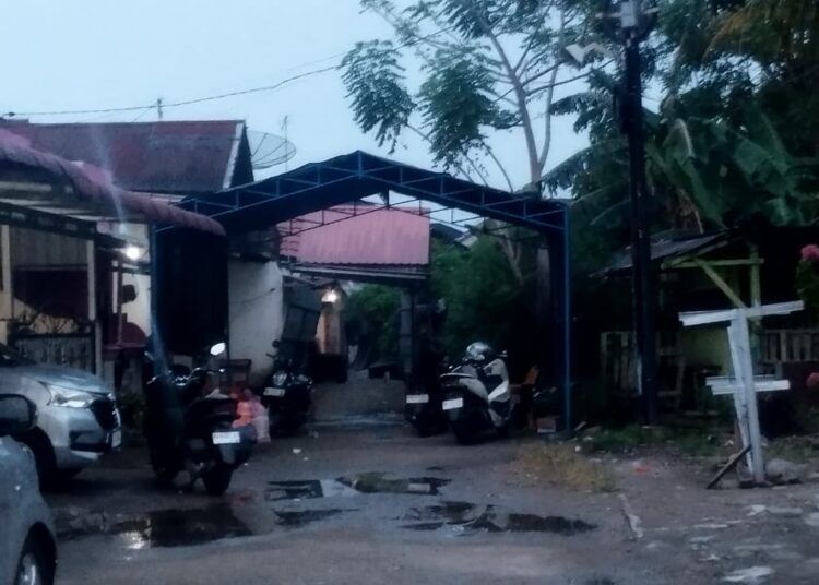 Suasana rumah duka perempuan muda berinisial IP di Kelurahan Banuaran Nan XX, Kecamatan Lubuk Begalung, Kota Padang, Minggu (14/9/2026). Foto: Qadri/Sumbarkita