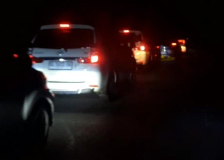 Jalan lintas Padang-Solok dan sebaliknya, tepatnya di kawasan Sitinjau Lauik, macet total pada Minggu (13/9/2026) malam.