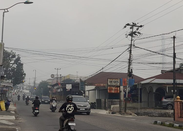 Sejumlah pengendara motor terlihat memakai masker ketika melintasi Padang Panjang, Sumatera Barat, pada Sabtu (12/9/2029) sore.