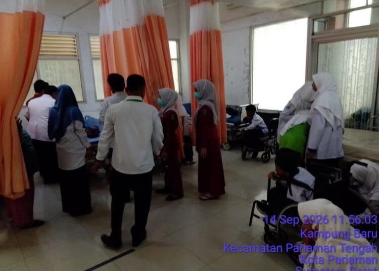 Siswa MTsN 1 Kota Pariaman mendapat penanganan setelah mengalami keluhan kesehatan usai menyantap menu Makan Bergizi Gratis (MBG), Senin (14/9/2026).