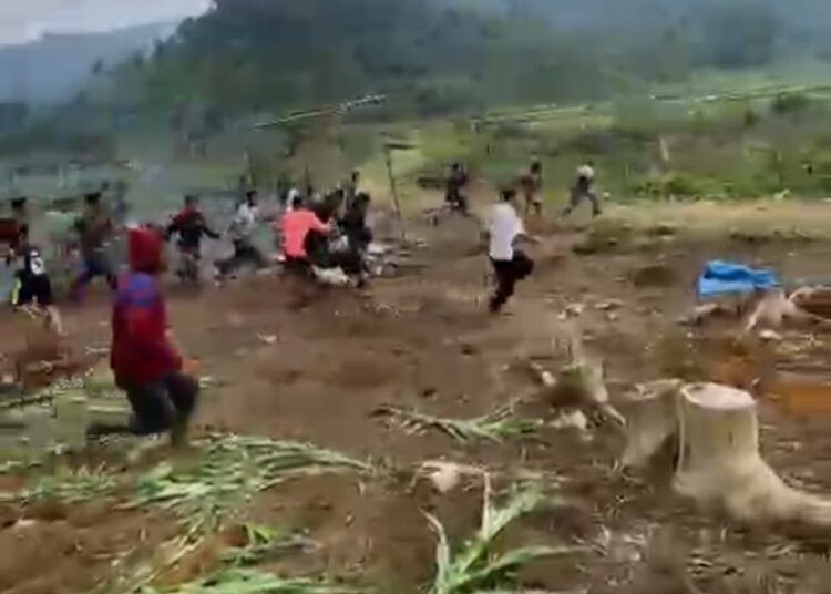Empat anggota keluarga menjadi korban dugaan pengeroyokan saat terjadi keributan terkait persoalan kepemilikan tanah di Jorong Kubang Balambak, Nagari Simpang Kapuak, Kecamatan Mungka, Kabupaten Lima Puluh Kota, Sabtu (12/9/2026).