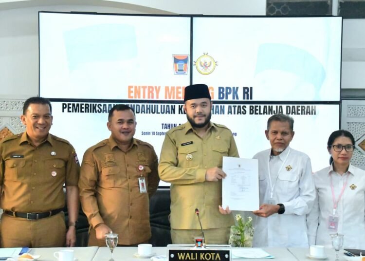 Wali Kota Padang Fadly Amran menerima Tim Pemeriksa BPK RI Perwakilan Sumbar dalam Entry Meeting Pemeriksaan Pendahuluan Kepatuhan atas Belanja Daerah Tahun Anggaran 2026 di Gedung Putih Kediaman Resmi Wali Kota Padang, Senin (14/9/2026).