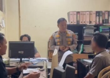 Polisi menginterogasi AA (50) di Polsek VII Koto Sungai Sariak setelah diduga mencuri kotak amal di Masjid Raya Sungai Tareh, Korong Sungai Tareh, Nagari Balah Aie Utara, Kecamatan VII Koto Sungai Sariak, Kabupaten Padang Pariaman, Sumatera Barat, pada Rabu (9/9/2026). Foto: Polsek VII Koto Sungai Sariak