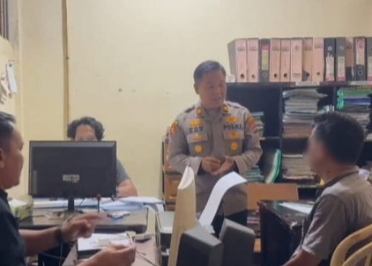Polisi menginterogasi AA (50) di Polsek VII Koto Sungai Sariak setelah diduga mencuri kotak amal di Masjid Raya Sungai Tareh, Korong Sungai Tareh, Nagari Balah Aie Utara, Kecamatan VII Koto Sungai Sariak, Kabupaten Padang Pariaman, Sumatera Barat, pada Rabu (9/9/2026). Foto: Polsek VII Koto Sungai Sariak