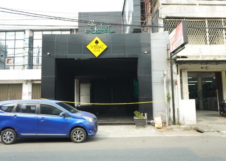 Garis polisi terpasang di area Vegas Club Padang setelah seorang perempuan muda berinisial IP (24) meninggal dunia usai tumbang di area panggung DJ, Minggu (13/9/2026) dini hari.