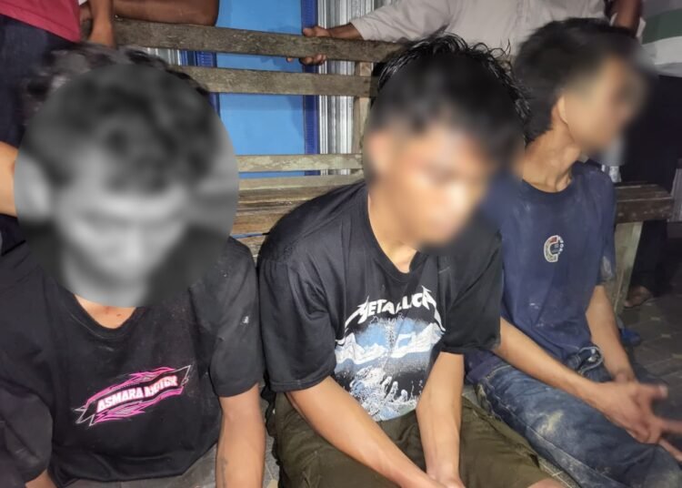 Polisi mengamankan tiga pria yang diamuk warga setelah diduga hendak melakukan transaksi sabu di Ranah Batahan, Pasaman Barat.