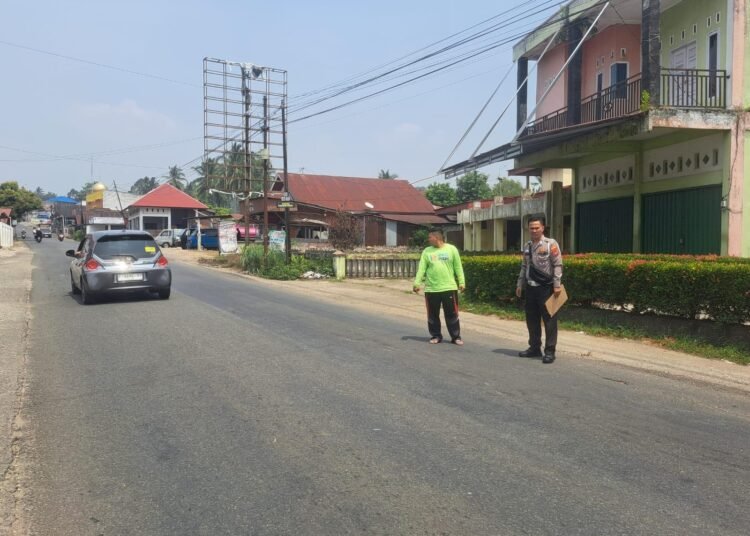 Polisi melakukan penanganan setelah dua sepeda motor terlibat kecelakaan di Jalan Payakumbuh-Tanah Datar, Jorong Batang Tabik, Nagari Sungai Kamunyang, Kecamatan Luak, Kabupaten Lima Puluh Kota, Selasa (15/9/2026).