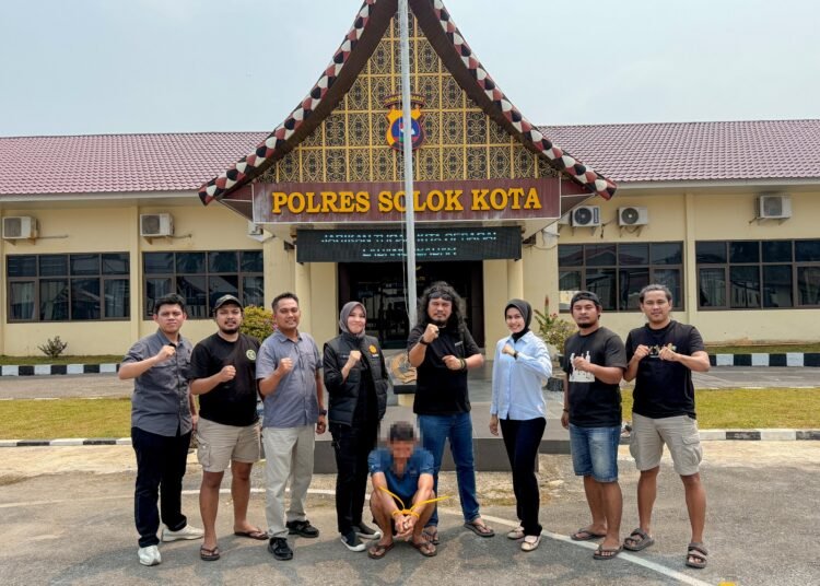 Polisi menangkap pria inisial FRA (36) di rumahnya di Kelurahan Nan Balimo, Kecamatan Tanjung Harapan, Kota Solok, Sumatera Barat, pada Selasa (15/9/2026) karena diduga menyetubuhi pacarnya, pelajar SMA inisial DAS (15). Foto: Polres Solok Kota