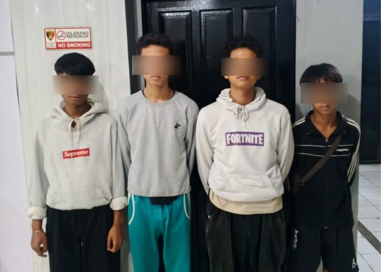 Empat remaja inisial MA (13), JR (14), BT (15), dan FB (15) ditangkap polisi di kawasan Ibuah, Kecamatan Payakumbuh Barat, Kota Payakumbuh, Sumatera Barat, pada Senin (14/9/2026) pukul 01.00 WIB karena diduga terlibat pengeroyokan. Foto: Polres Payakumbuh