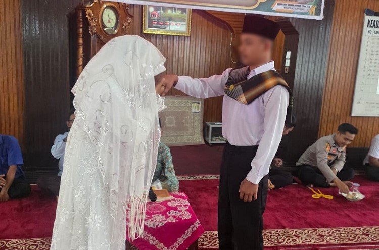 Tahanan kasus dugaan persetubuhan anak di bawah umur menikah dengan korbannya di Musholla Nurul Ikhlas Polres Sijunjung, Sumatera Barat, pada Rabu (16/9/2026). Foto: Polres Sijunjung
