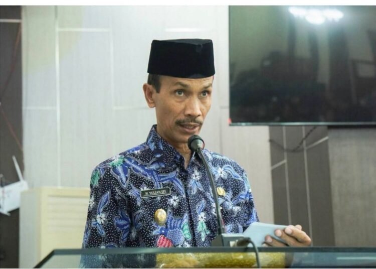 Wakil Bupati Solok Selatan Yulian Efi menyampaikan jawaban pemerintah daerah atas pandangan umum fraksi-fraksi DPRD terkait Rancangan APBD 2027 dalam sidang paripurna di Kantor DPRD Solok Selatan, Kamis (17/9/2026).