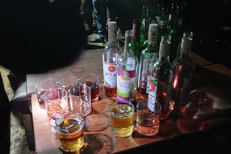 Tim gabungan menemukan puluhan botol miras saat merazia Kafe Golden Klasik di Kota Payakumbuh pada Jumat (18/9/2026) dini hari. Foto: Satpol PP Payakumbuh