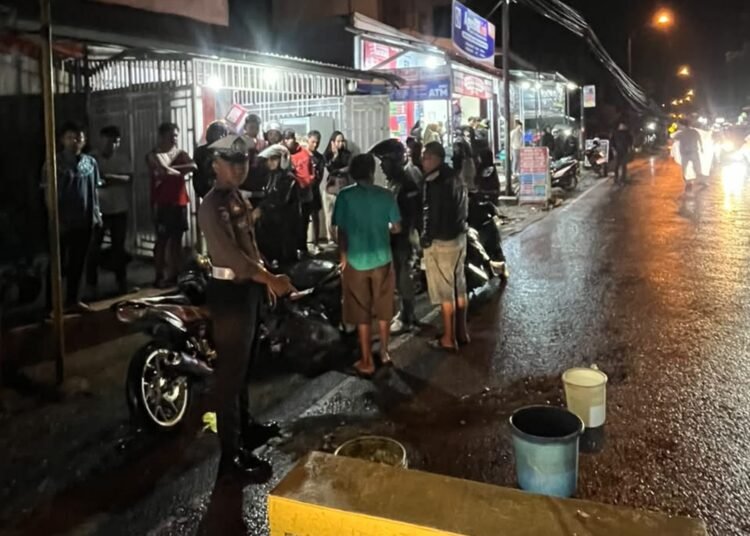 Polisi melakukan olah TKP kecelakaan dua sepeda motor di Jalan Lintas Padang Panjang–Solok, tepatnya di kawasan Sarang Guntiang, Kelurahan Ekor Lubuk, Kecamatan Padang Panjang Timur, Kota Padang Panjang, Sumatera Barat, pada Jumat (18/9/2026) sekitar pukul 19.00 WIB. Foto: Polres Padang Panjang
