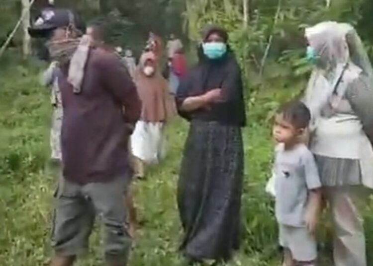 Warga berdatangan ke lokasi penemuan sesosok mayat di Bukit Putuih, Jorong Sago, Nagari Manggopoh, Kecamatan Lubuk Basung, Kabupaten Agam, Sumatera Barat. Foto: Tangkapan layar media sosial