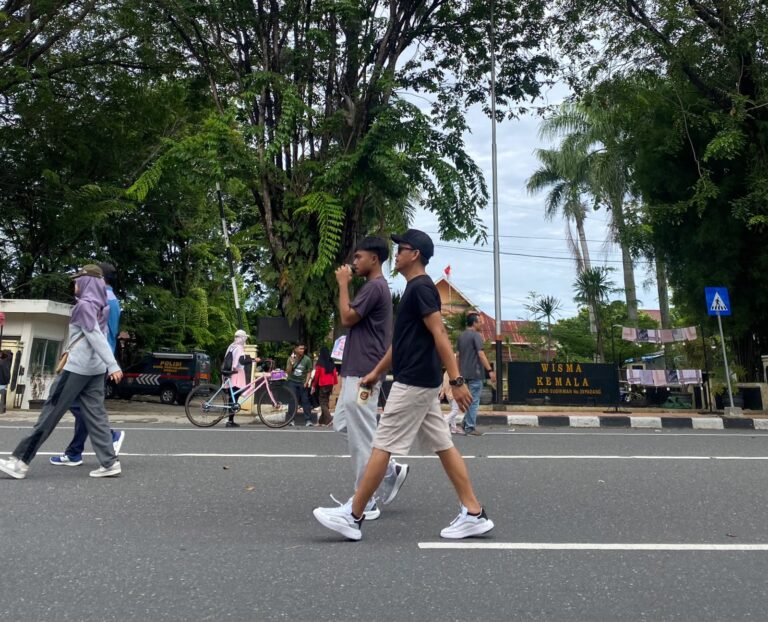 Sejumlah warga mengikuti Hari Bebas Kendaraan Bermotor (HBKB) atau Car Free Day (CFD) di Kota Padang, Sumatera Barat, beberapa waktu lalu. Foto: Rifi Fariadi/Sumbarkita